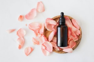 Anti-Aging Retinol Serum Flasche mit Pipette für einfache Anwendung