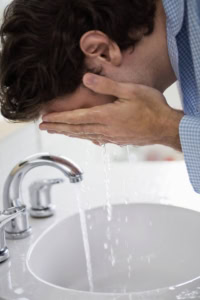 Mann Gesicht waschen Foto 1